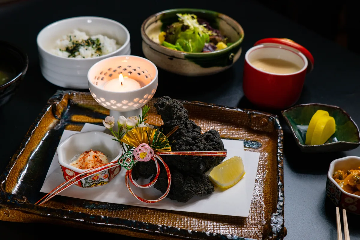 Podnos s japonským kursovým menu – rýže, miso polévka a malé sezónní pokrmy – reprezentativní snímek